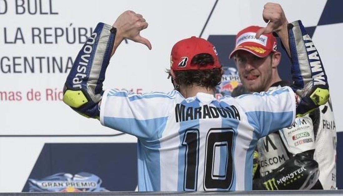 El saludo de Valentino Rossi a Maradona