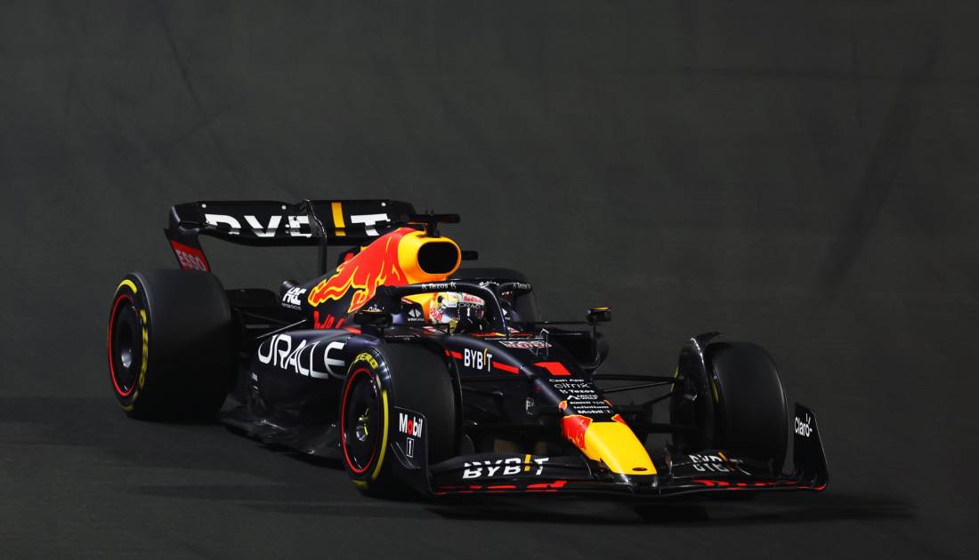 Verstappen pudo con Leclerc y ganó en Arabia Saudita