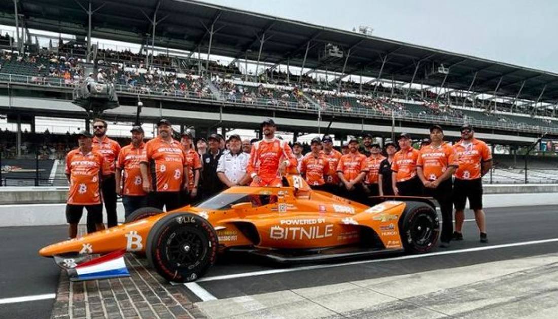 Rinus Veekay lideró la clasificación en la Indy 500