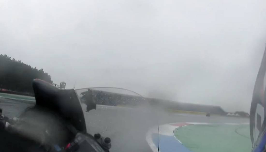 ¡A fondo y bajo la lluvia! Impactante a bordo en Assen