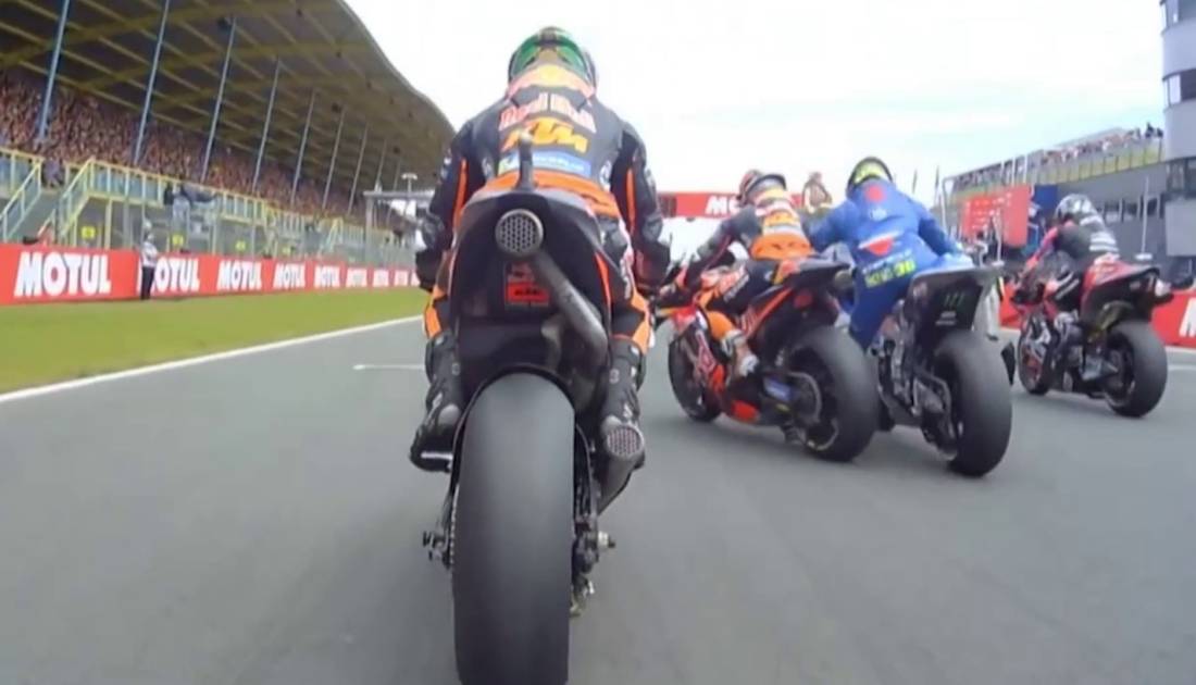 Video: ¡casi le pisa el pie en la largada de MotoGP!