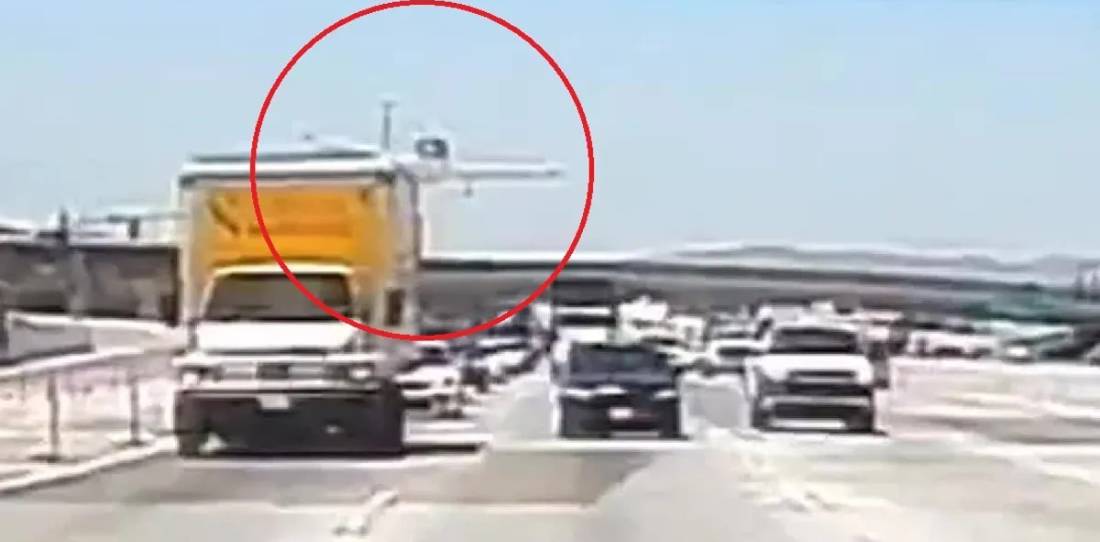 VIDEO: ¡insólito! Un avión se estrelló en plena autopista y se prendió fuego