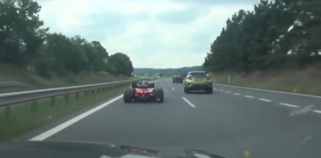VIDEO: ¡insólito! Un auto de carrera por la autopista