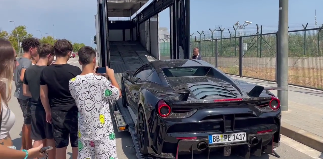 VIDEO: el futbolista que se subió a la Ferrari de 400.000 euros... y quedó de a pie