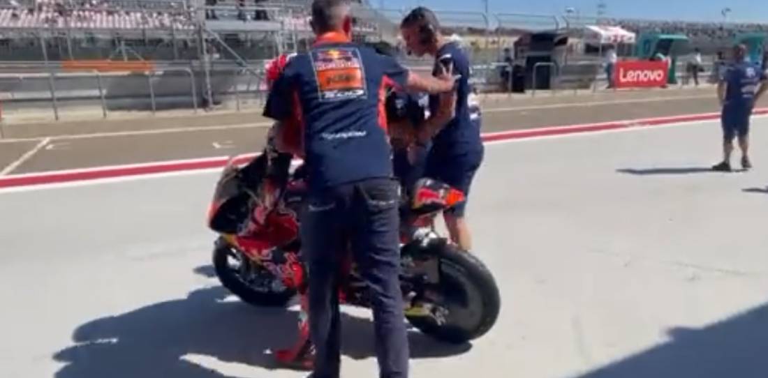 VIDEO: escándalo: mecánicos bloquearon la salida a pista de un rival en Moto3
