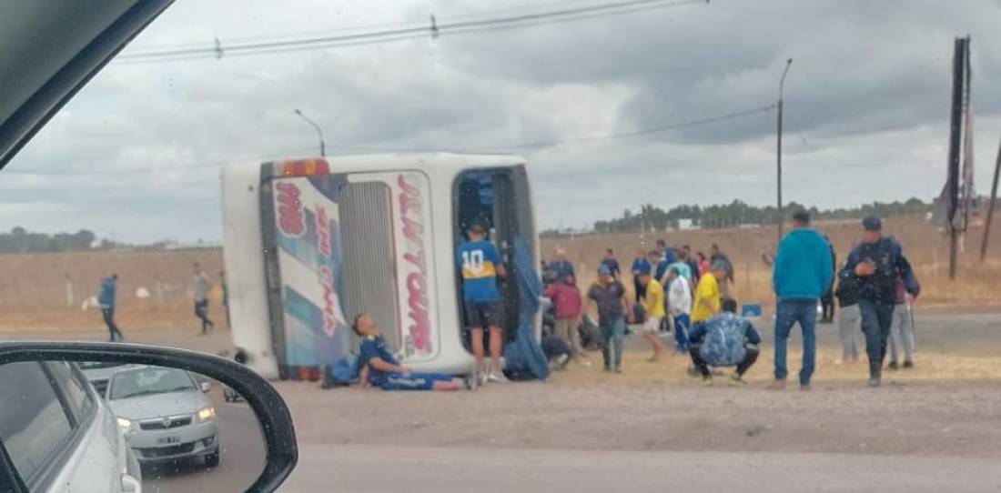 VIDEO: accidente fatal de un micro de Boca a metros del autódromo en Mendoza