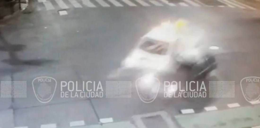 VIDEO: un auto cruzó en rojo, chocó una camioneta y se incrustó en un bar
