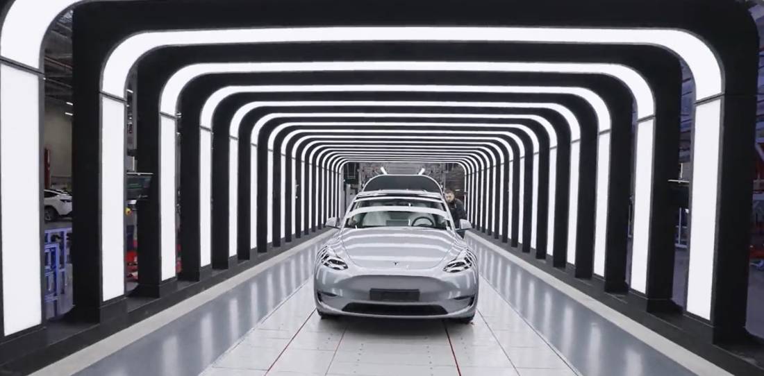 El sorprendente video que te muestra cómo se construye un Tesla