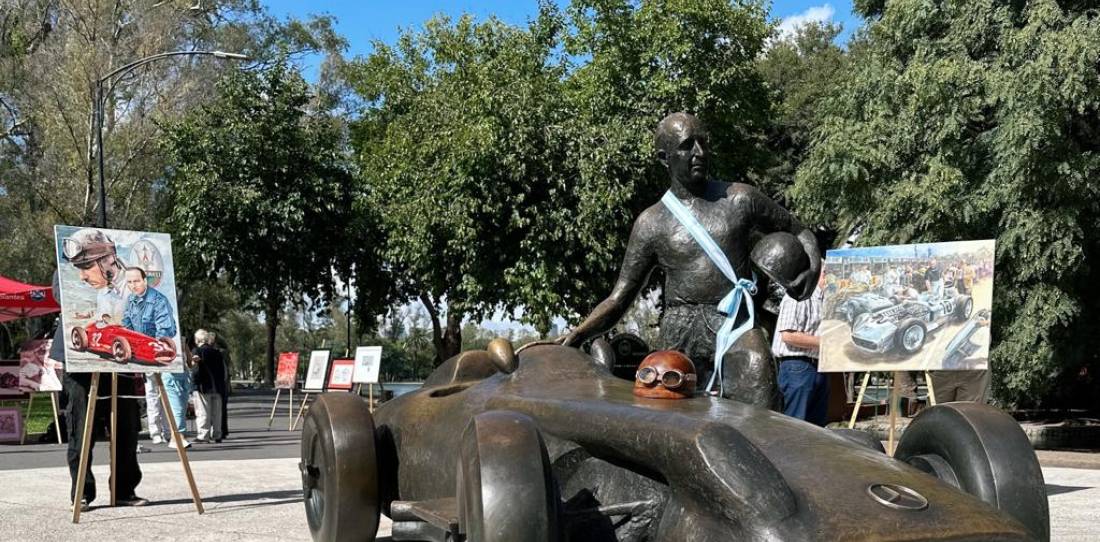 El Paseo Fangio ya cuenta con el monumento al Quíntuple