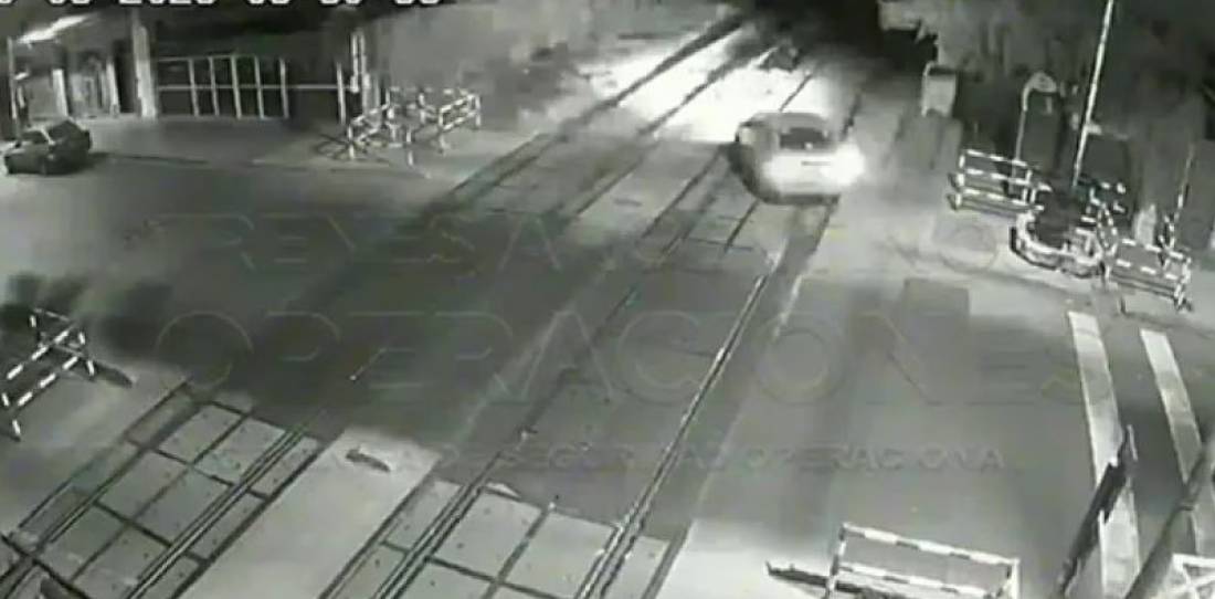¡Una locura!: un auto circuló por las vías del Tren Sarmiento