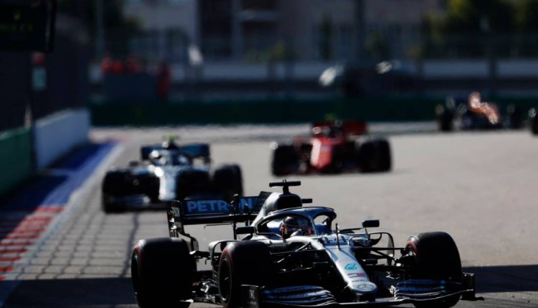 Ferrari la perdió, Hamilton ganó y Mercedes está invicto en Rusia