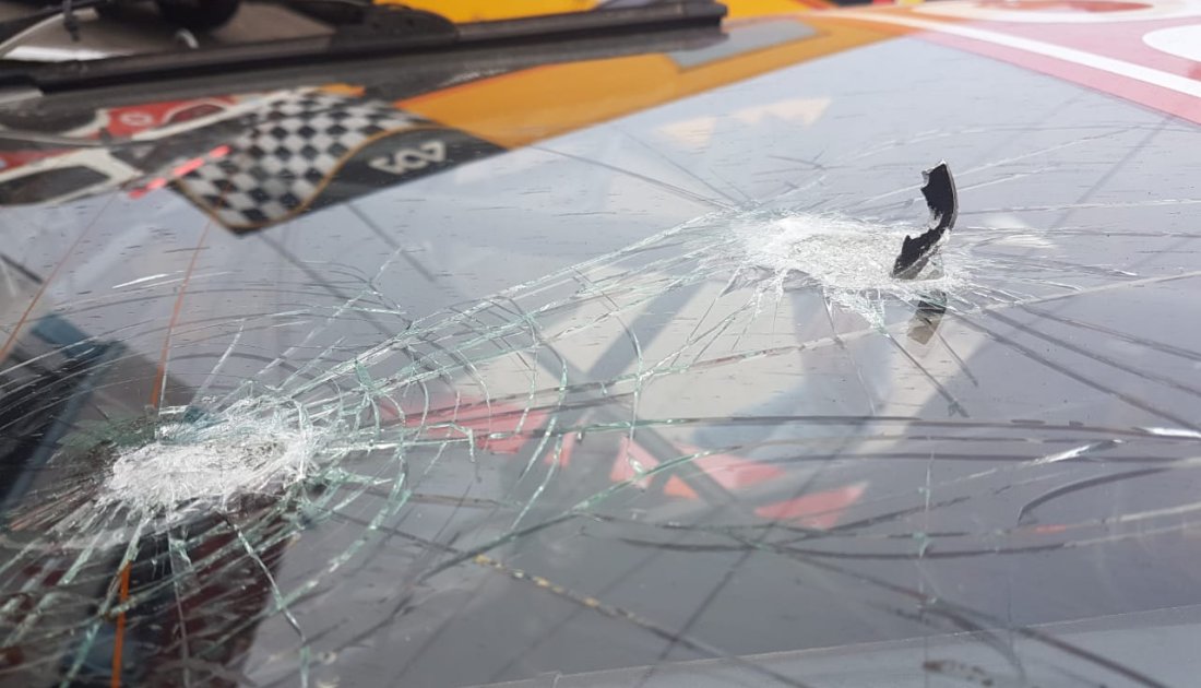 El pedazo de llanta que se clavó en el parabrisas de Garriz