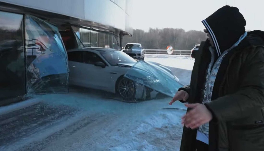 El youtuber que había prendido fuego su Mercedes ahora chocó su Porsche