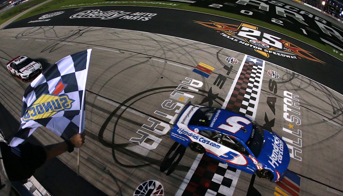 Nascar: Otra más del imbatible Larson