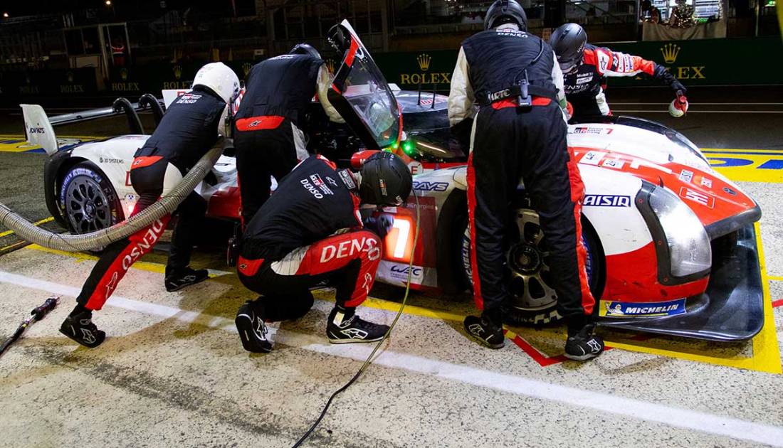 El Toyota de López sorteó la noche y encara el final de Le Mans como líder