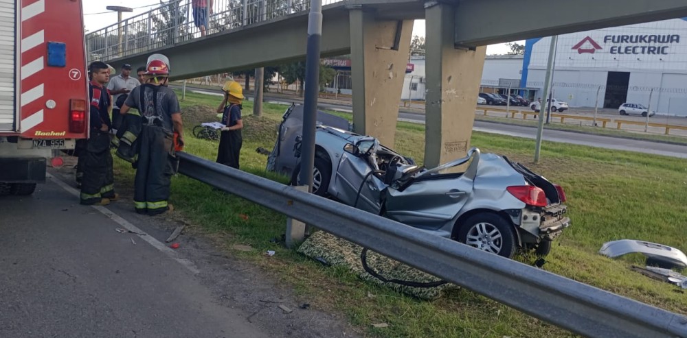 Tragedia En La Ruta 2 Un Auto Chocó Contra Un Puente Peatonal Y