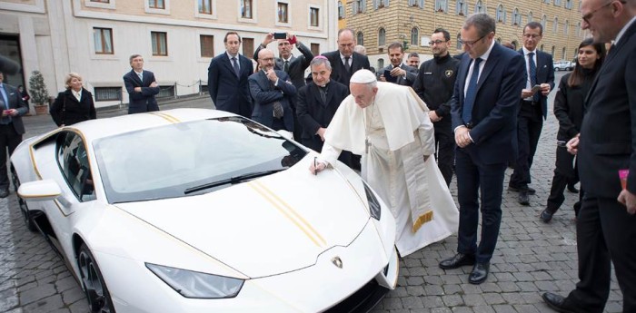 Le regalaron un Lamborghini al Papa, pero lo subastará para caridad