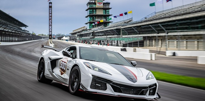 Sarah Fischer con al AS en Indy 500