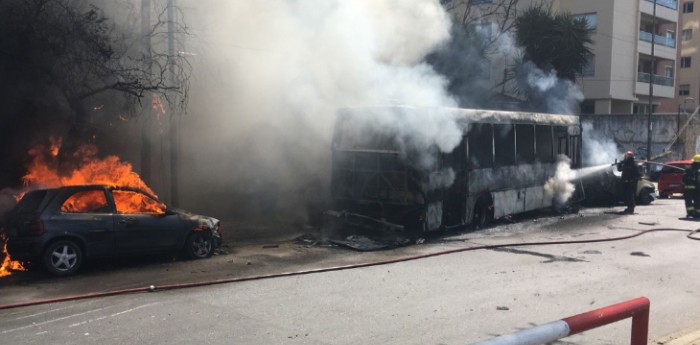 Fatal accidente: un colectivo atropelló a un motociclista y se incendió en Ramos Mejía