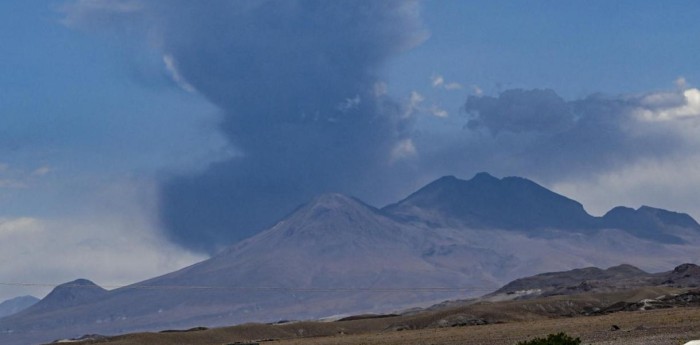 Volcán fronterizo a Argentina entró en actividad con un sismo