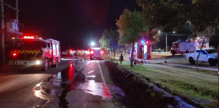 Enorme incendio destruyó una fábrica en Luján de Cuyo