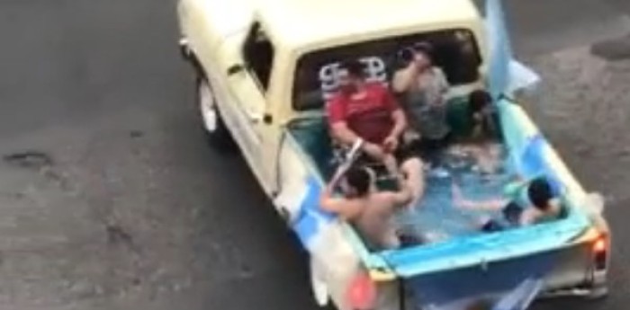 VIDEO: festejaron el triunfo de Argentina en una pileta improvisada en una camioneta