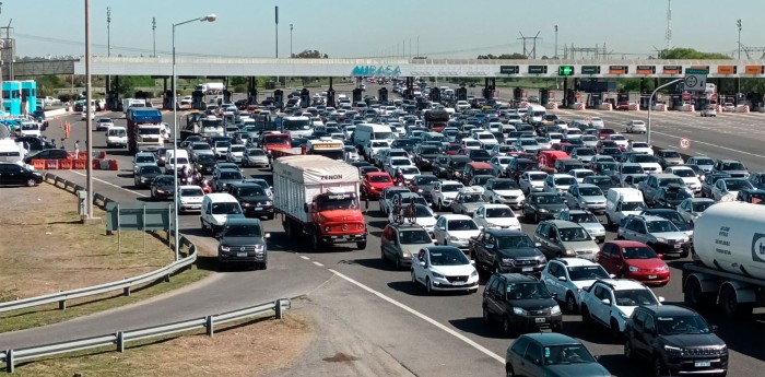 Otra jornada de caos: un accidente en la autopista Buenos Aires-La Plata provocó demoras en el tránsito