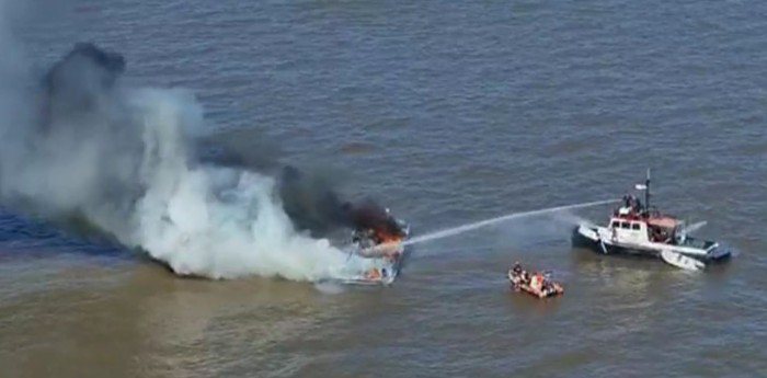 Se incendió una embarcación en el Río de la Plata