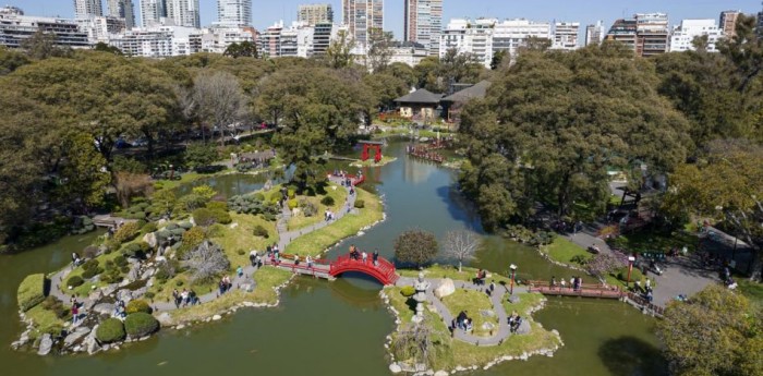 Una rama gigante cayó encima de dos personas y casi provoca una tragedia en el Jardín Japonés