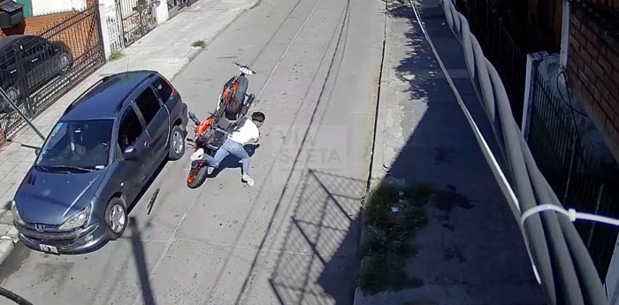 VIDEO: murió un joven tras chocar una moto robada con un auto estacionado