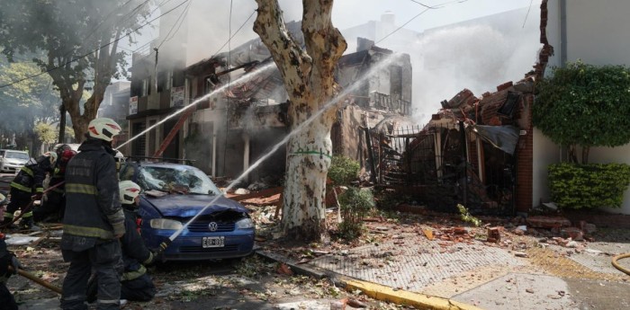 VIDEO: terrible incendio en Villa Devoto dejó un hombre desaparecido y otro herido