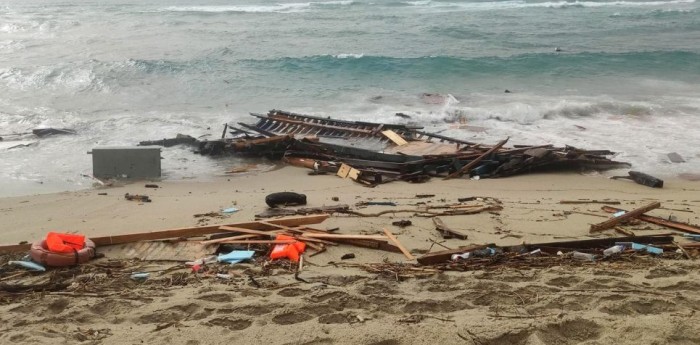 Tragedia en Italia: murieron 40 migrantes tras el naufragio de una embarcación en la costa