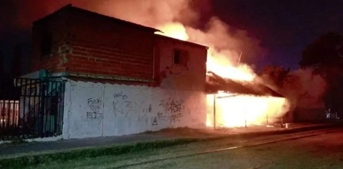 Un feroz incendio azotó a una estación de tren en Villa Fiorito