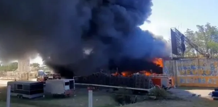 ¡Terrible! Un feroz incendio azotó a un depósito de neumáticos en Moreno