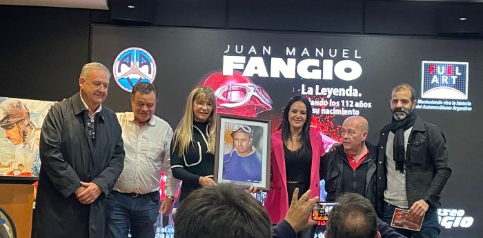 Se inauguró la muestra homenaje a Fangio en la AAV