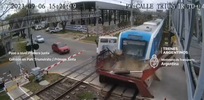 ¡Impactante! Un tren de la línea Roca chocó a un camión y 6 personas resultaron heridas