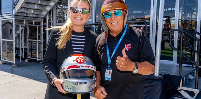 El emotivo intercambio de cascos entre Andretti y Fundación Fangio en Laguna Seca