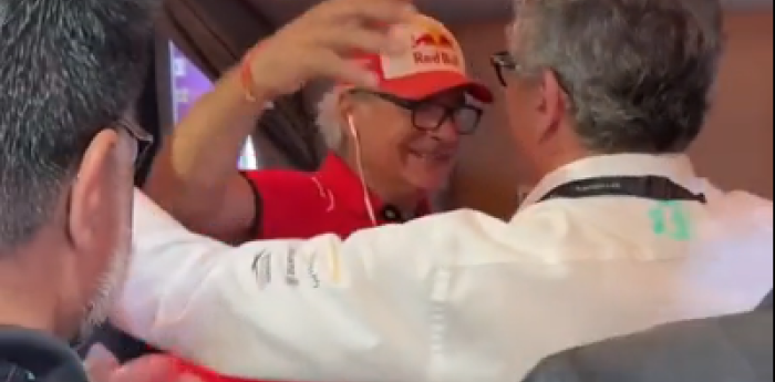 F1: ¡Emotivo! Así festejó Carlos Sainz Sr. la victoria de su hijo