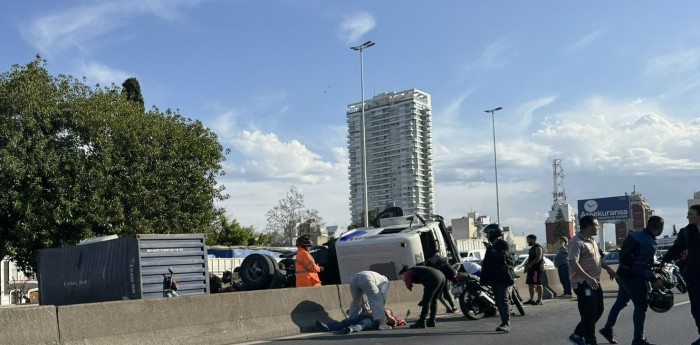 Colapso en la Avenida General Paz por el vuelco de un camión: hay un herido