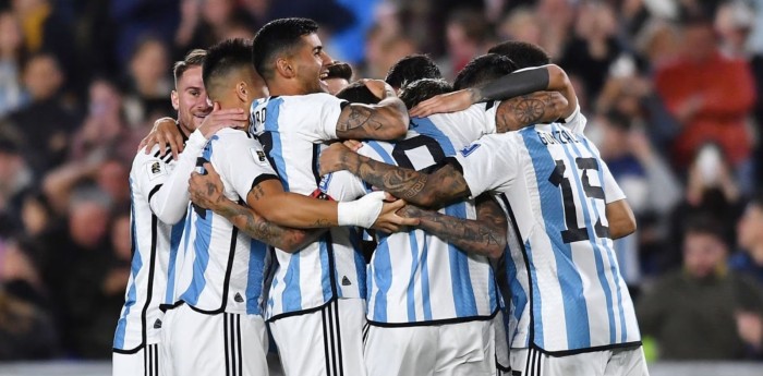 Un campeón de TC presenció el partido de Argentina-Paraguay en el Monumental