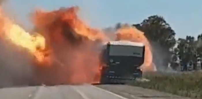 ¡Impactante! Explotó un camión en la Ruta 3