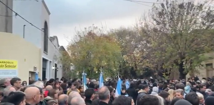 La gente despidió con aplausos a Juan María Traverso en Villa Ramallo