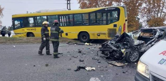 Fuerte accidente entre un colectivo y auto en Ruta 202 altura Campo de Mayo: un muerto