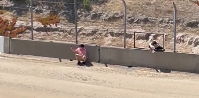 IndyCar: ¡Un peligro! Se metió a la pista de Laguna Seca para sacar fotos con su celular