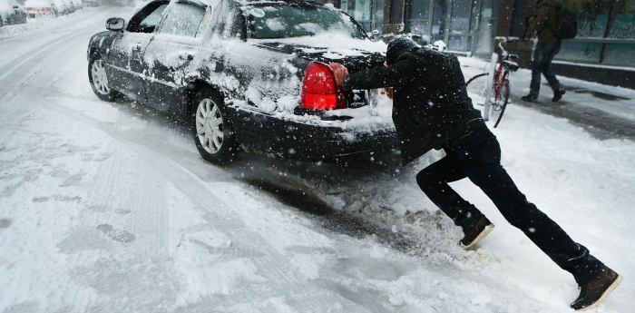 Consejos para manejar en la nieve: qué hacer y cuáles maniobras evitar