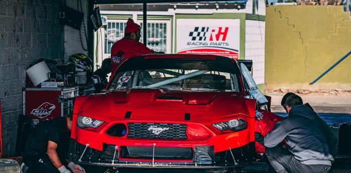 TC: la reacción del Pingüino Catalán Magni al momento que el Mustang salió a pista en La Plata