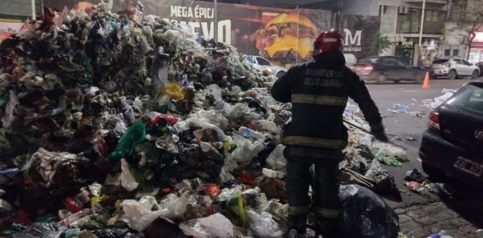 ¡Insólito! Un camión volcó residuos en medio de la calle