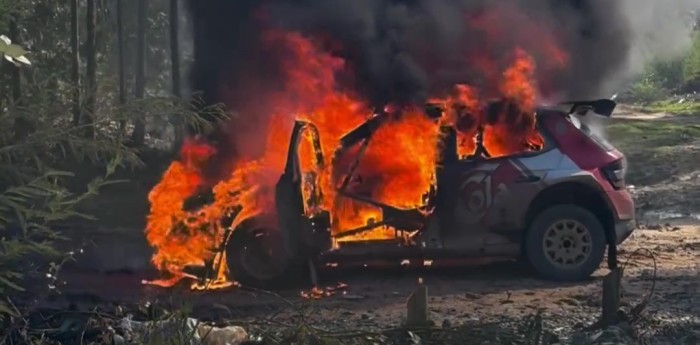 ¡Tremendo! El fuego consumió el auto de un piloto argentino