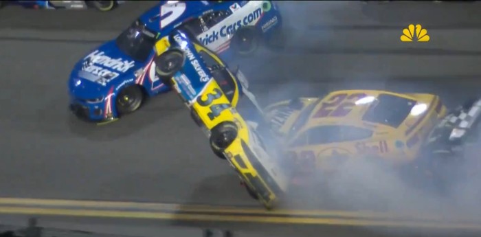 Impactante accidente masivo en la NASCAR en Daytona