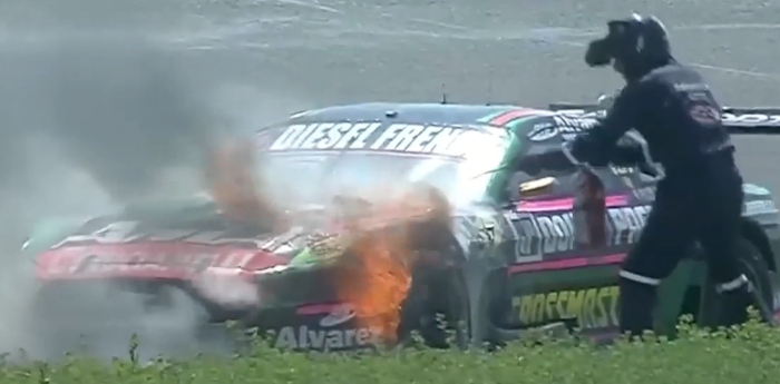 TC: fuego en el auto de De Benedictis durante la final en Paraná